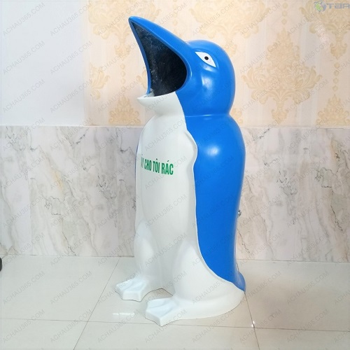 Thùng rác thú nhựa composite hình chim cánh cụt đặt công viên
