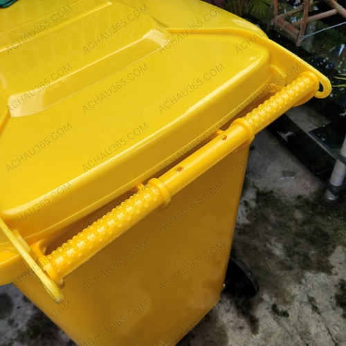 Thùng rác nhựa công cộng màu vàng nắp kín có bánh xe